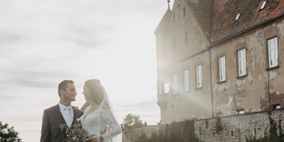 Winterhochzeit - Perfekte Jahreszeit: Frühlings-Hochzeit - Welzheim - Die Burg Stettenfels bietet zahlreiche tolle Spots für herrliche Brautpaar-Fotos. - Burg Stettenfels