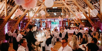 Winterhochzeit - Gründau - Der rustikale Festsaal bietet ausreichend Platz für eine unvergessliche Hochzeitsfeier in Hessen. - Gut Hühnerhof