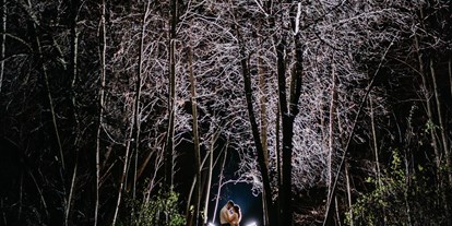 Winterhochzeit - PLZ 60313 (Deutschland) - Die große Gartenanlage der Haxenmühle lädt zu tollen Hochzeitsfotos bei Nacht. - Haxenmühle