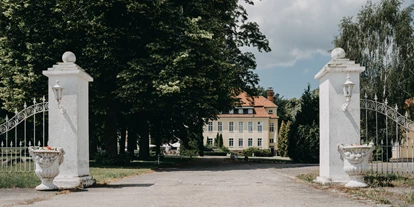 Winterhochzeit - Preisniveau: €€ - Neutrebbin - Die Schlossanlage Wulkow lädt zu einer Trauung ins Freie. - Schloss Wulkow