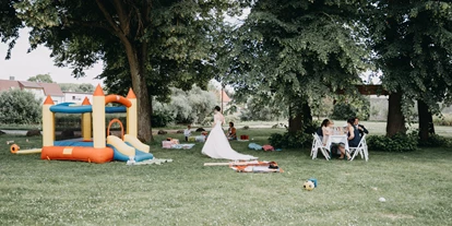 Winterhochzeit - Hochzeits-Stil: Vintage - Ihlow (Landkreis Märkisch-Oderland) - Der Garten bietet zahlreiche Spielmöglichkeiten für Hochzeitsgesellschaften mit Kindern. - Schloss Wulkow