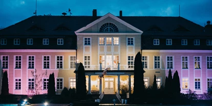 Winterhochzeit - Art der Location: Hotel - Fürstenwalde/Spree - Mit seiner beeindruckenden Lichtanlage ist das Schloss Wulkow auch bei Nacht ein Blickfang. - Schloss Wulkow