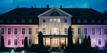 Winterhochzeit - Umgebung: am Land - Steinhöfel (Landkreis Oder-Spree) - Mit seiner beeindruckenden Lichtanlage ist das Schloss Wulkow auch bei Nacht ein Blickfang. - Schloss Wulkow