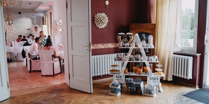 Winterhochzeit - Preisniveau: €€ - Brandenburg Süd - Der Vorraum mit Candybar und Blick in den Festsaal des Schloss Wulkow. - Schloss Wulkow