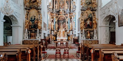 Winterhochzeit - Österreich - Die nahegelegende Kirche eignet sich perfekt für eine kirchliche Trauung. - Schloss Stainz