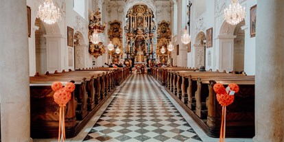 Winterhochzeit - Österreich - Die nahegelegende Kirche eignet sich perfekt für eine kirchliche Trauung. - Schloss Stainz