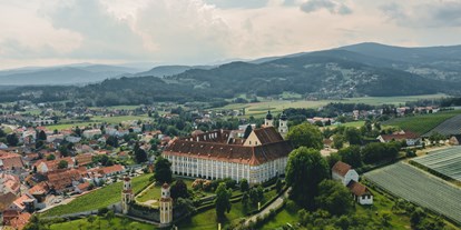 Winterhochzeit - Pirching am Traubenberg - Luftaufnahme des Schloss Stainz in der Steiermark. - Schloss Stainz