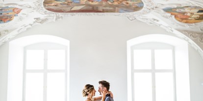 Winterhochzeit - Österreich - Auch im Schloss Stainz selbst lassen sich zahlreiche tolle Brautpaarshootings durchführen. - Schloss Stainz