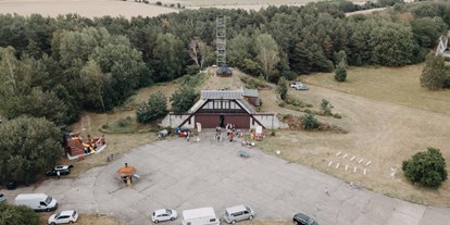 Winterhochzeit - Schiffmühle - Der Event Hangar des Flugplatzes Werneuchen in Brandenburg von oben. - Event Hangar - Flugplatz Werneuchen