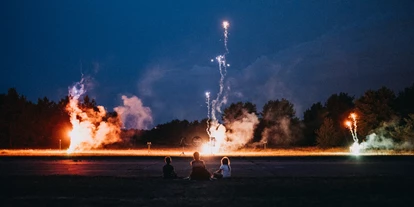 Winterhochzeit - Liepe (Landkreis Barnim) - In der Nacht eignet sich das verlassene Flugfeld Werneuchen für Feuershows oder Feuerwerke. - Event Hangar - Flugplatz Werneuchen