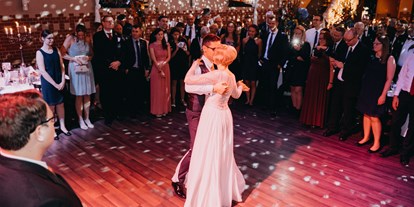 Winterhochzeit - PLZ 15517 (Deutschland) - Der Erste Tanz des frisch vermählten Brautpaares. - freiheit fünfzehn