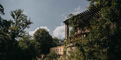 Winterhochzeit - Münchehofe (Landkreis Märkisch-Oderland) - Der Schlosspark und die Schlossanlage bieten zahlreiche geheimnisvolle Plätze für unvergessliche Hochzeitsfotos. - Schloss Steinhöfel