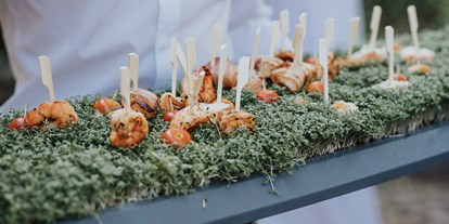 Winterhochzeit - PLZ 66709 (Deutschland) - Kleine Snacks sorgen für kulinarischen Hochgenuss bei Brautpaar und Hochzeitsgästen. - Orangerie Nells Park Hotel Trier