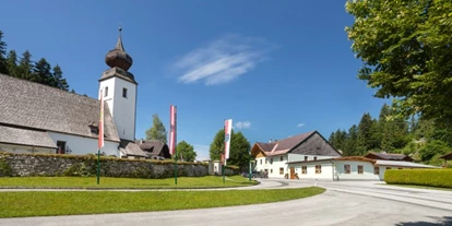 Winterhochzeit - Kirche - Schwöll - Im Blick die Pfarrkirche KRISPL die sich direkt gegenüber unseres Festsaals befindet. - Gasthof Krisplwirt