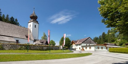 Winterhochzeit - Preisniveau: € - Berchtesgaden - Im Blick die Pfarrkirche KRISPL die sich direkt gegenüber unseres Festsaals befindet. - Gasthof Krisplwirt