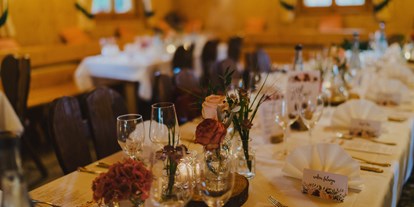 Winterhochzeit - Perfekte Jahreszeit: Herbst-Hochzeit - Ostfildern - Passende Tischdekoration für eure Hochzeitsfarben. - Forsthof