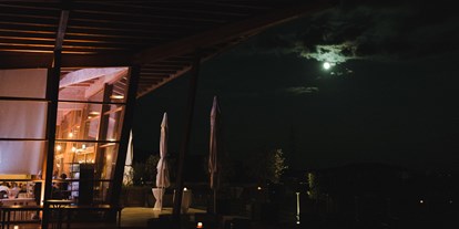 Winterhochzeit - Gründau - Nachtstimmung im Restaurant Heckers. Während drinnen fleißig weitergefeiert wird, dreht der Mond entspannt seine Runden. - Restaurant Heckers