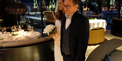 Winterhochzeit - Füssen - Das Brautpaar auf dem Weg zur Hochzeitstafel im Restaurant "Grill" im Jungbrunn. - Jungbrunn - Der Gutzeitort