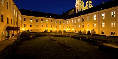 Winterhochzeit - Preisniveau: €€ - Schwöll - Schlosshotel Mondsee bei Nacht - Schlosshotel Mondsee
