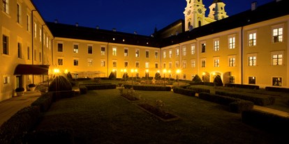 Winterhochzeit - nächstes Hotel - Gosau - Schlosshotel Mondsee bei Nacht - Schlosshotel Mondsee