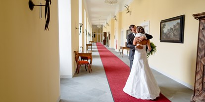 Winterhochzeit - Preisniveau: €€ - Abtenau - Hochzeitsfoto historischer Gang Schlosshotel - Schlosshotel Mondsee