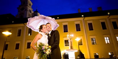 Winterhochzeit - Preisniveau: €€ - Obertrum am See - Hochzeitsfoto Schlossgarten bei Nacht - Schlosshotel Mondsee