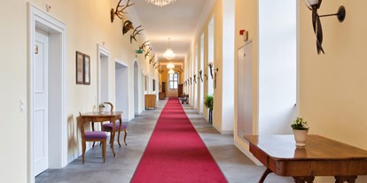 Winterhochzeit - nächstes Hotel - Steinbach am Attersee - Gang Schlosshotel - Schlosshotel Mondsee