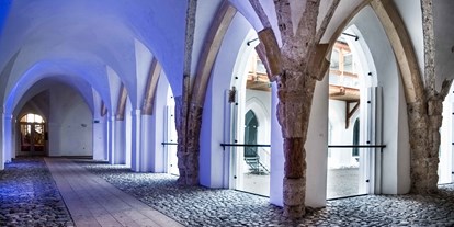 Winterhochzeit - Preisniveau: €€ - Obertrum am See - historischer Kreuzgang - Schlosshotel Mondsee