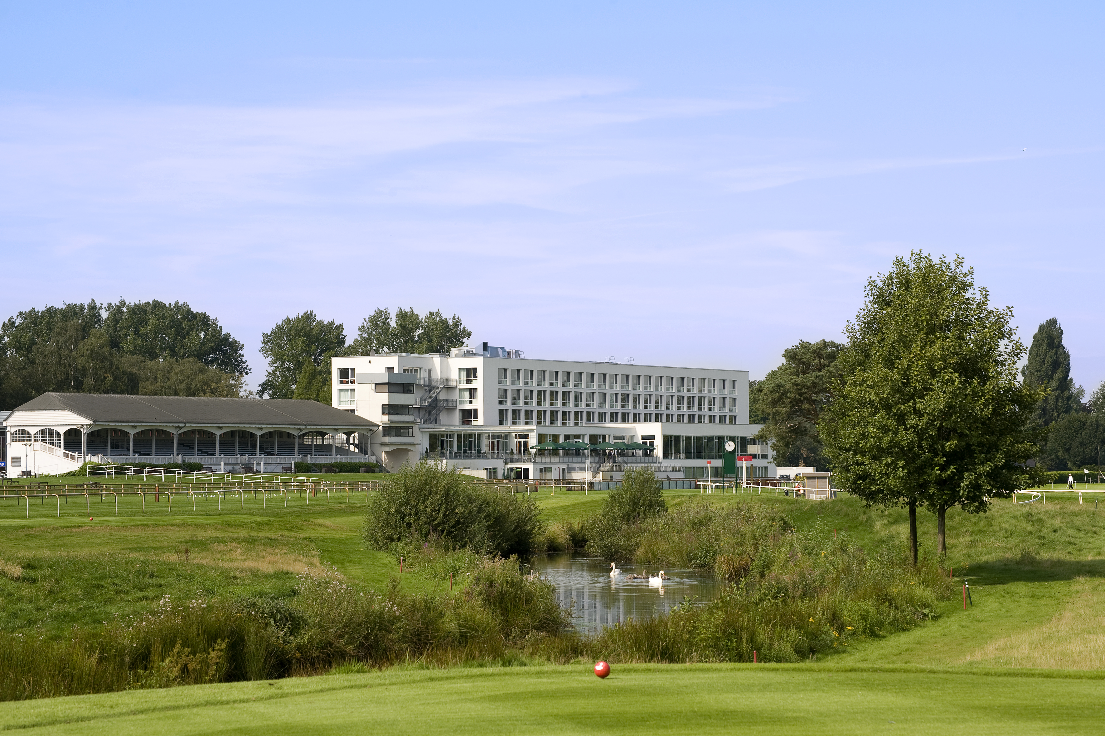 Hochzeitslocation - Außenansicht vom Golfplatz - ATLANTIC Hotel Galopprennbahn