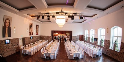 Winterhochzeit - Preisniveau: €€ - Deutschland - Hochzeitssaal mit langen Tischen - Kamper Hof