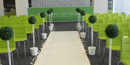 Winterhochzeit - Art der Location: Eventlocation - Niedersachsen - Hochzeit im Pressekonferenzraum! - Volkswagen Arena