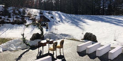 Winterhochzeit - Umgebung: am Land - Adlwang - Trauung im Garten im Winter - Villa Bergzauber