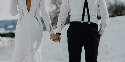 Winterhochzeit - Perfekte Jahreszeit: Herbst-Hochzeit - Brautpaar im Schnee Winterhochzeit 2019
 - Villa Bergzauber