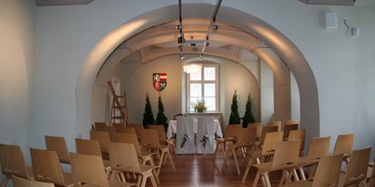 Winterhochzeit - e-Ladestation - Niederösterreich - Trauung im Gewölbe 2 - Schloss Reichenau an der Rax (NÖ)