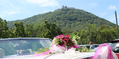 Winterhochzeit - Römerstein - Unser Hochzeits auto gehört dazu .
Ein Licon Cadilac Cabrio mit Braut schmuck   - Schlosscafe Beuren & Cafe Konditorei / Hochzeits Location 