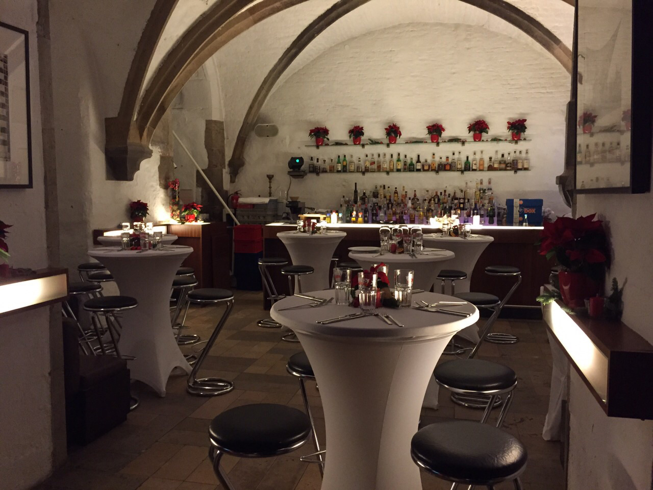 Hochzeitslocation - Barbereich mit Stehtischen
 - 1460 Veranstaltungsraum