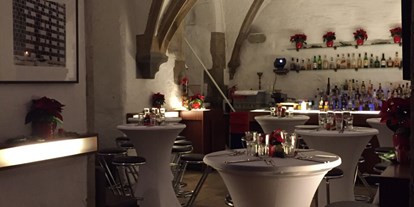Winterhochzeit - nächstes Hotel - Köln - Barbereich mit Stehtischen - 1460 Veranstaltungsraum