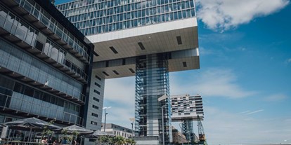 Winterhochzeit - Preisniveau: €€€ - Köln - Die moderne Architektur des Pe303 überzeugt. - Pe303 am Rhein