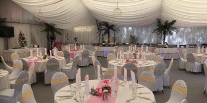 Winterhochzeit - Preisniveau: €€ - Mariazell - Ein dekorierter Hochzeitssaal in romantischen rosa mit direkten blick zum Wasser.  - Flasch City am Freizeitsee