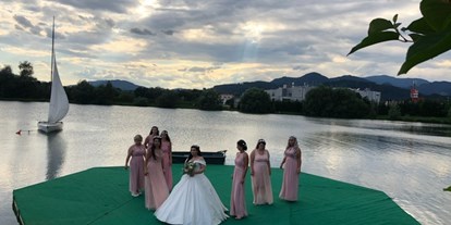 Winterhochzeit - Preisniveau: €€ - Mariazell - Die Braut mit Ihren Brautjungfern setzten sich am See, in der Obersteiermark in Szene.  - Flasch City am Freizeitsee