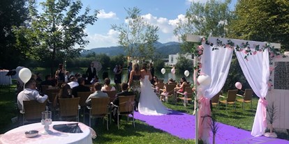 Winterhochzeit - Preisniveau: € - Steiermark - Worte können nicht beschreiben wie detailreich diese Zauberhafte Hochzeit war, das Brautpaar wünschte sich eine Hochzeit in lila, da durfte der Teppich natürlich auch nicht fehlen.  - Flasch City am Freizeitsee