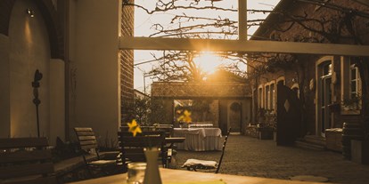 Winterhochzeit - Preisniveau: €€€ - Rheinland-Pfalz - Schmieders Hofgarten im Sonnenuntergang - Schmieders GmbH
