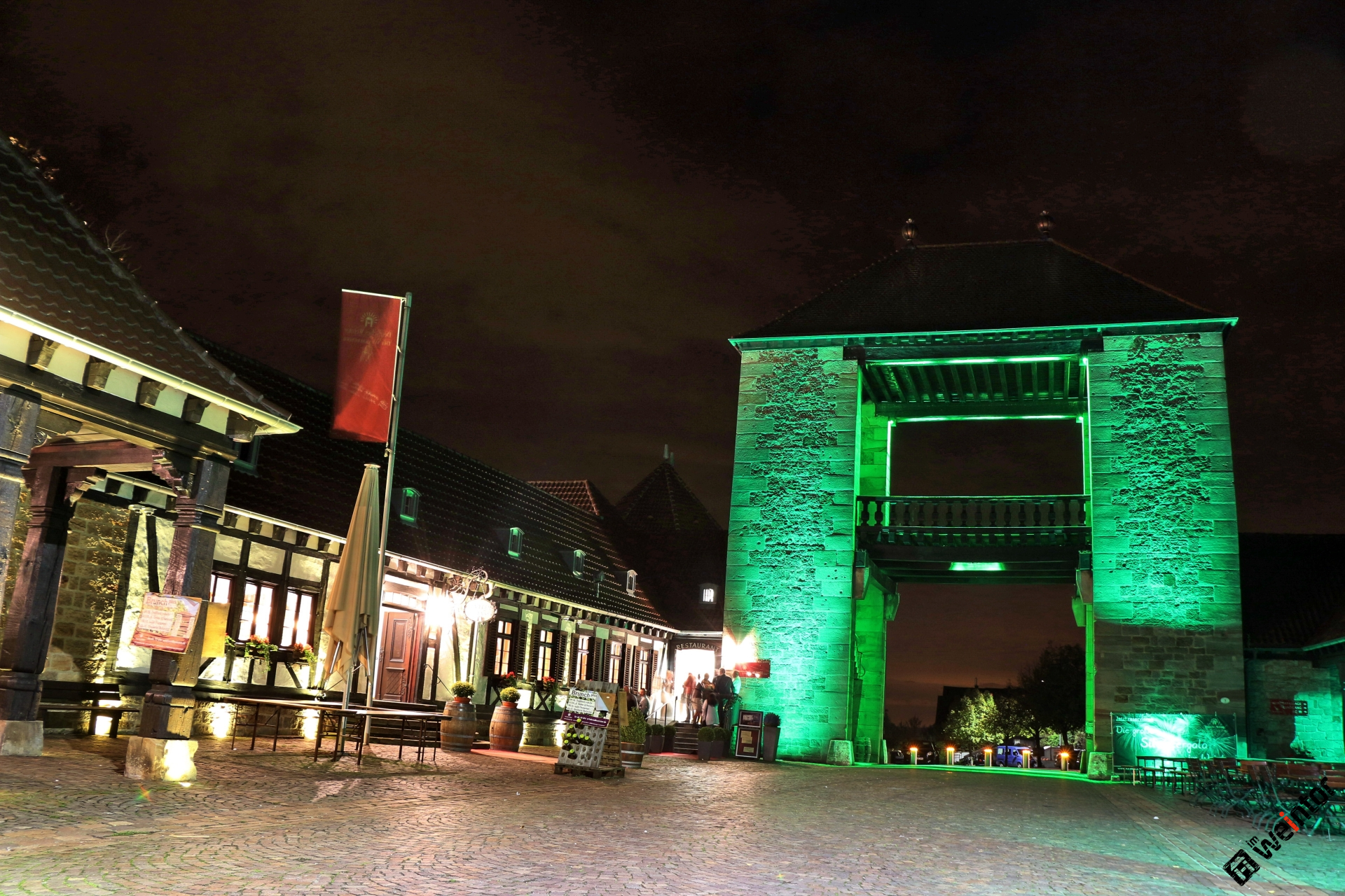 Hochzeitslocation - Das Deutsche Weintor leuchtet in grün.  - Deutsches Weintor Restaurant