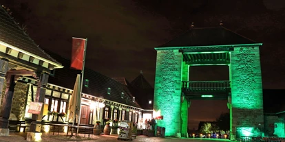 Winterhochzeit - Art der Location: Restaurant - Deutschland - Das Deutsche Weintor leuchtet in grün.  - Deutsches Weintor Restaurant