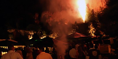 Winterhochzeit - Art der Location: im Freien - Tengen - Feuerwerk zur Hochzeit - Hotel und Restaurant Lochmühle