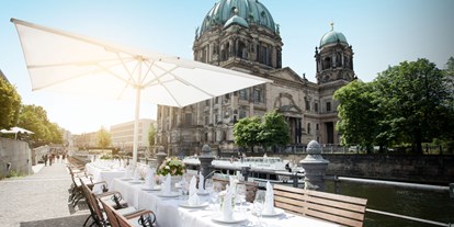 Winterhochzeit - Geeignet für: Hochzeit - Berlin-Stadt Friedrichshain - Außenansicht mit Blick auf den Berliner Dom - A Tavola