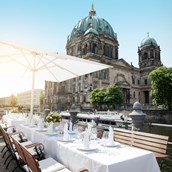 Hochzeitslocation - Außenansicht mit Blick auf den Berliner Dom - A Tavola