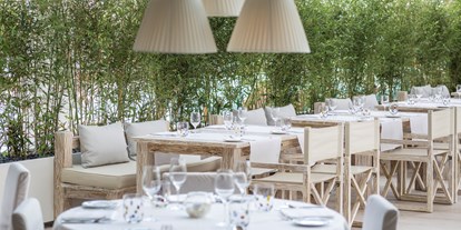 Winterhochzeit - Venetien - Eine Hochzeitstafel mit Blick auf das Meer. - Falkensteiner Hotel & SPA Jesolo*****