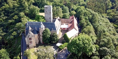 Winterhochzeit - Hünfelden - Schloss Kransberg bietet Ihnen ein wunderschönes Ambiente für Ihre Hochzeitsfeier. 
Standesamtliche Trauungen sind im Rittersaal möglich und werden vom Standesamt Neu-Anspach/Usingen durchgeführt. - Schloss Kransberg