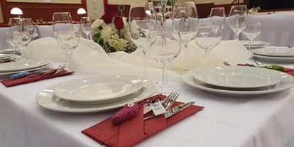 Winterhochzeit - Hochzeits-Stil: Traditionell - Hessen - Hochzeits Tisch - Zum Zöllerhannes
